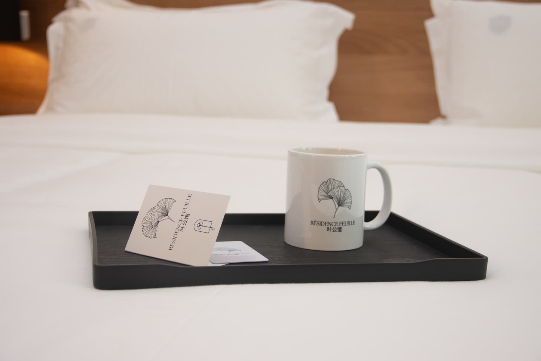 Room service à la Résidence Feuille — café servi en chambre
