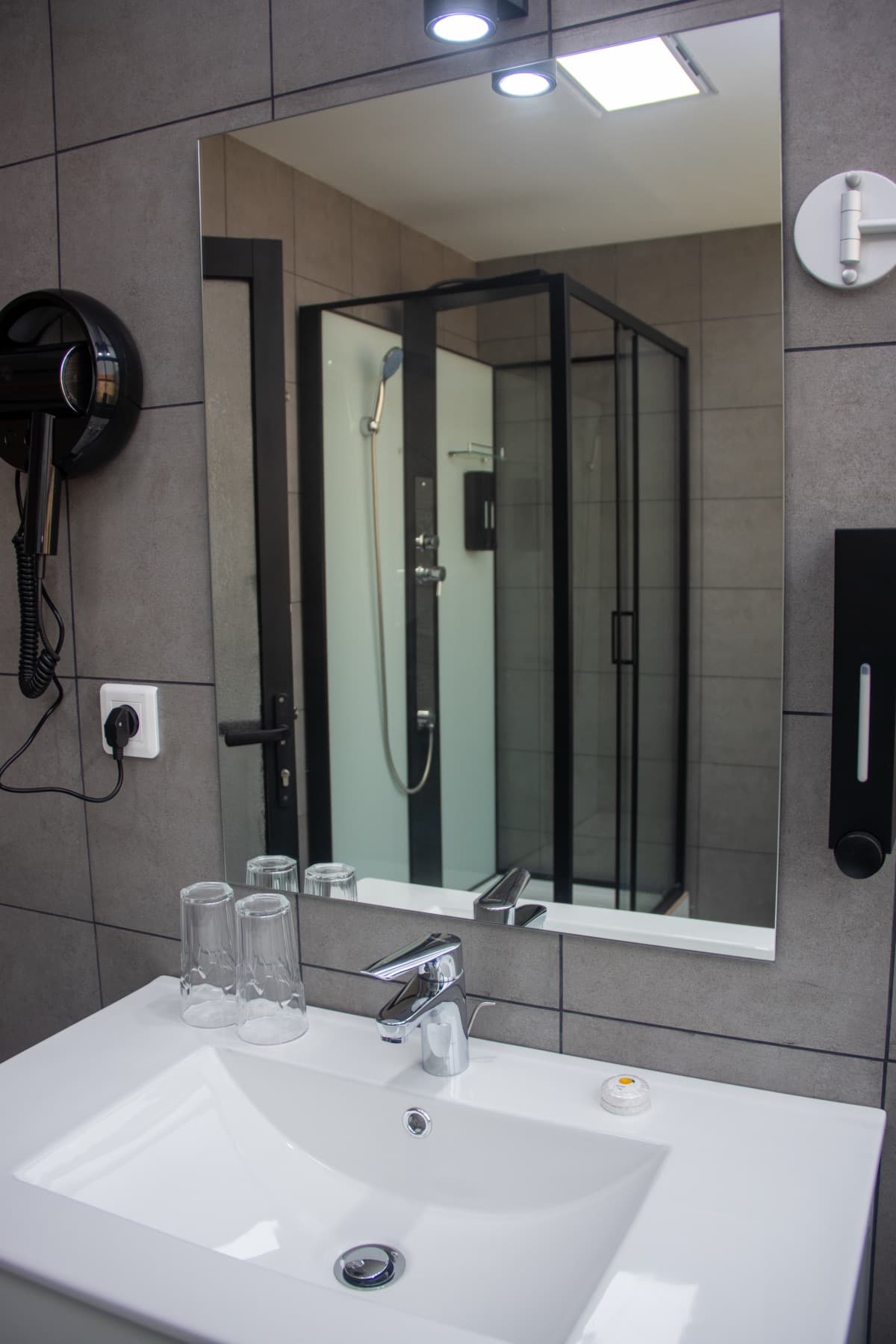 Bathrooms — Résidence Feuille, hotel in Pointe-Noire